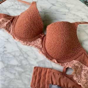 Buy 2 get 1 free!! Aerie 34A pink lightly lined floral lace bra with underwire